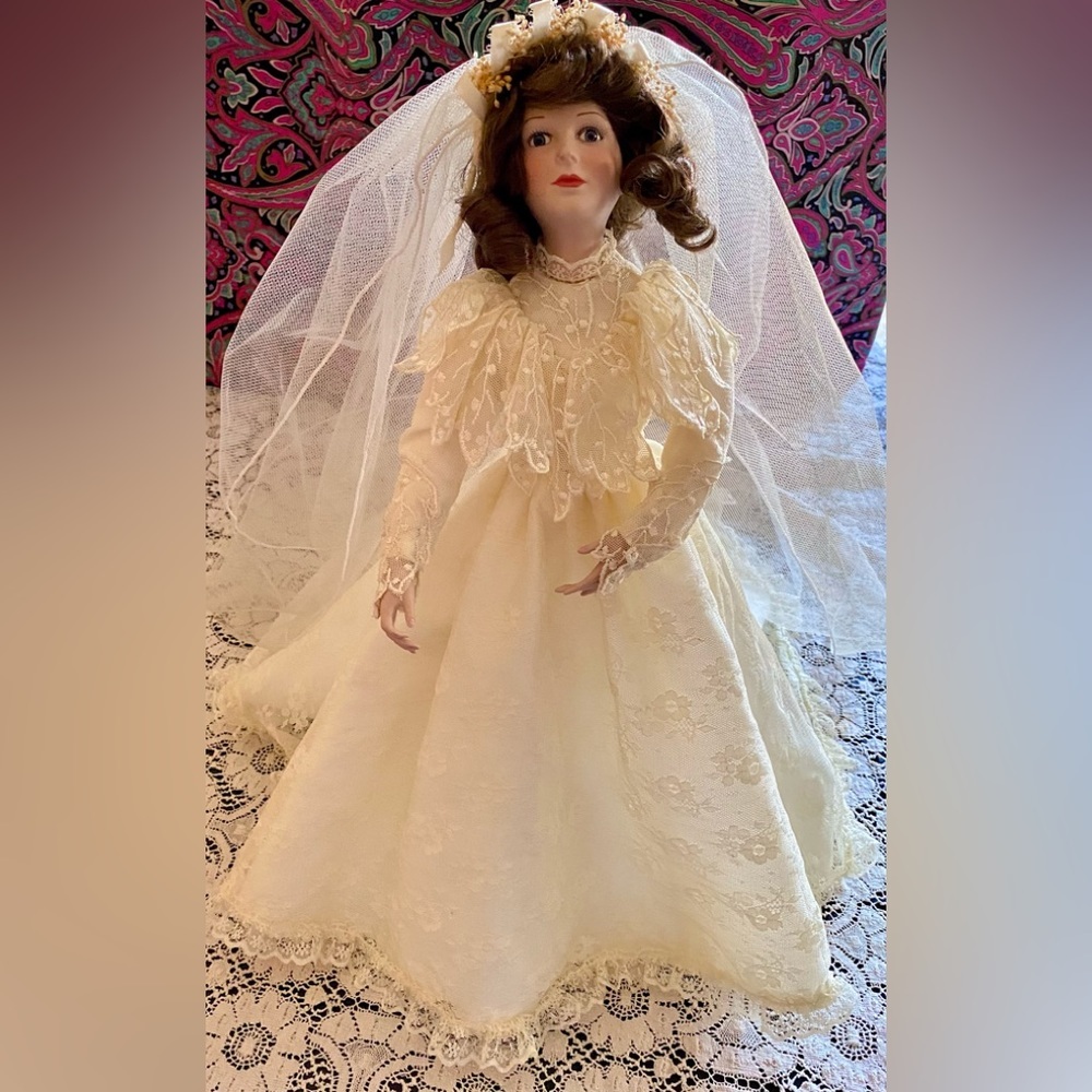 👰‍♀️Ashton Drake “Her Grandmother’s Dress” Porcelain 1992 Bride Doll w/Stand
